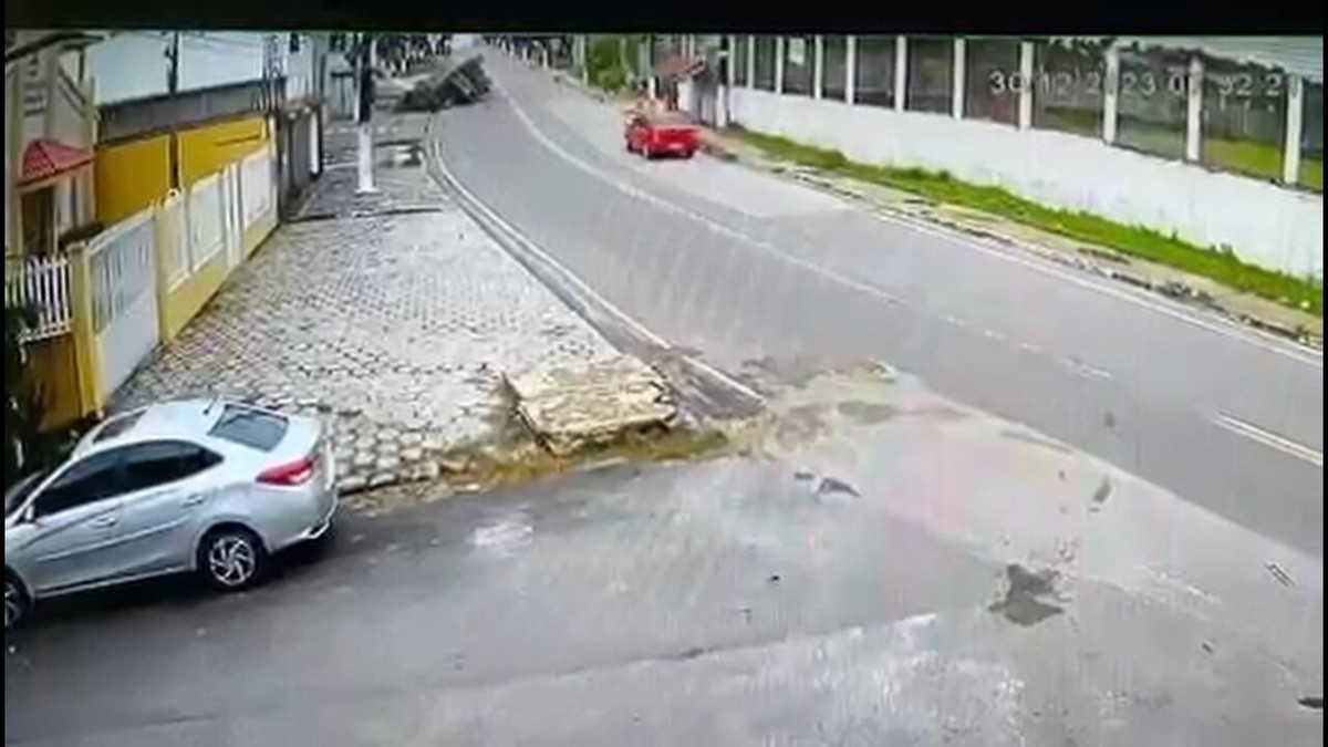 Caminh O Tomba Em Curva E Carga Quase Atinge Carro Em Manaus Veja