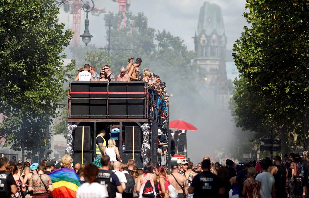 Milhares participam da Parada Gay em Berlim Varsóvia tem ato em apoio a LGBTs Mundo G1