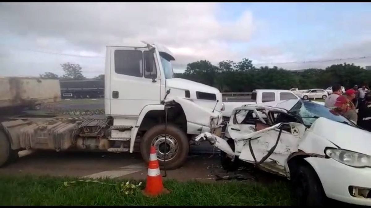 Acidente Entre Carro E Caminh O Na Pr Em Ponta Grossa Mata Duas