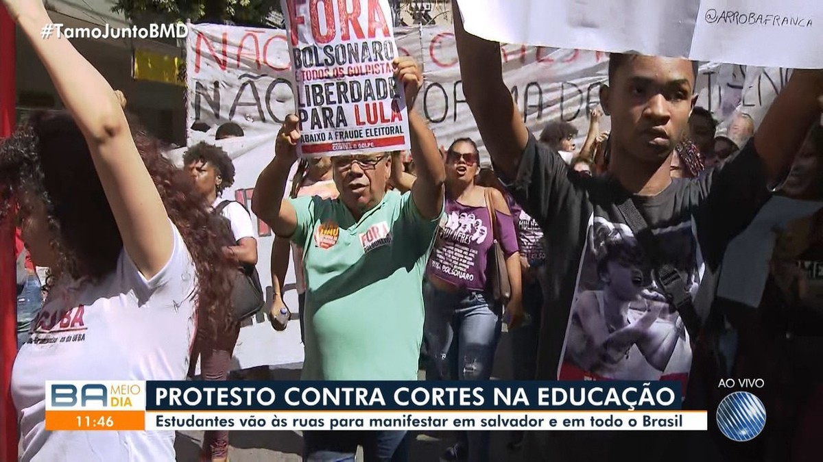 Manifestação contra cortes de recursos da educação é realizada em