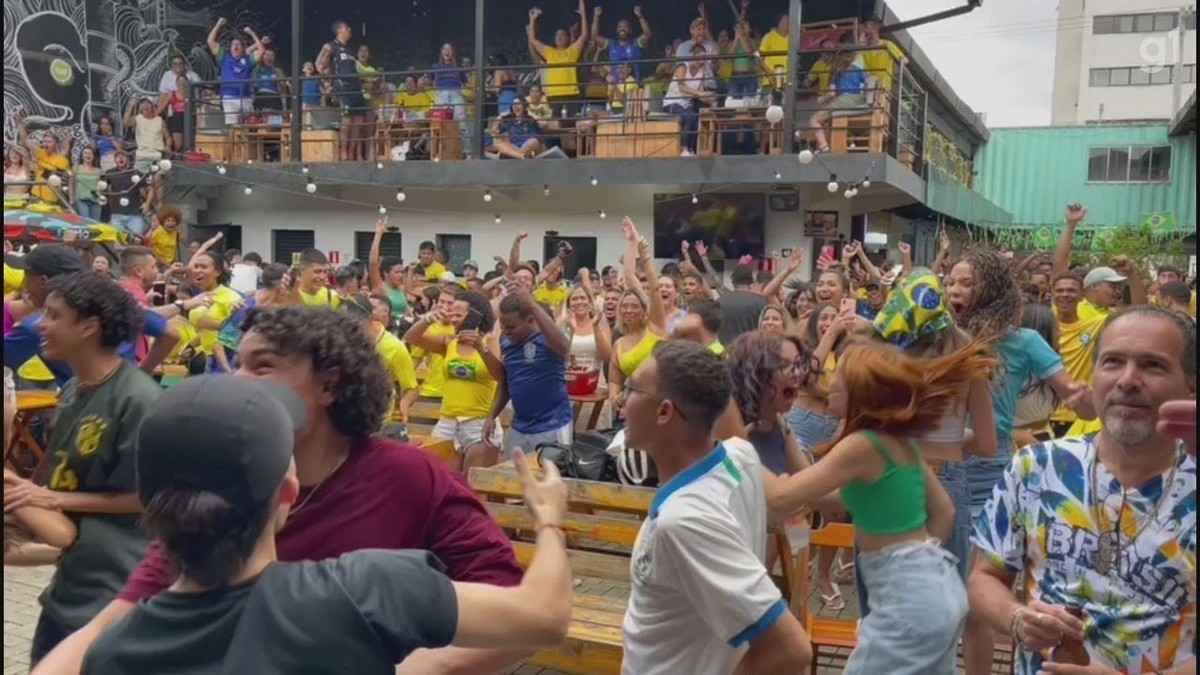 Torcedores da Baixada Santista celebram a vitória do Brasil contra a