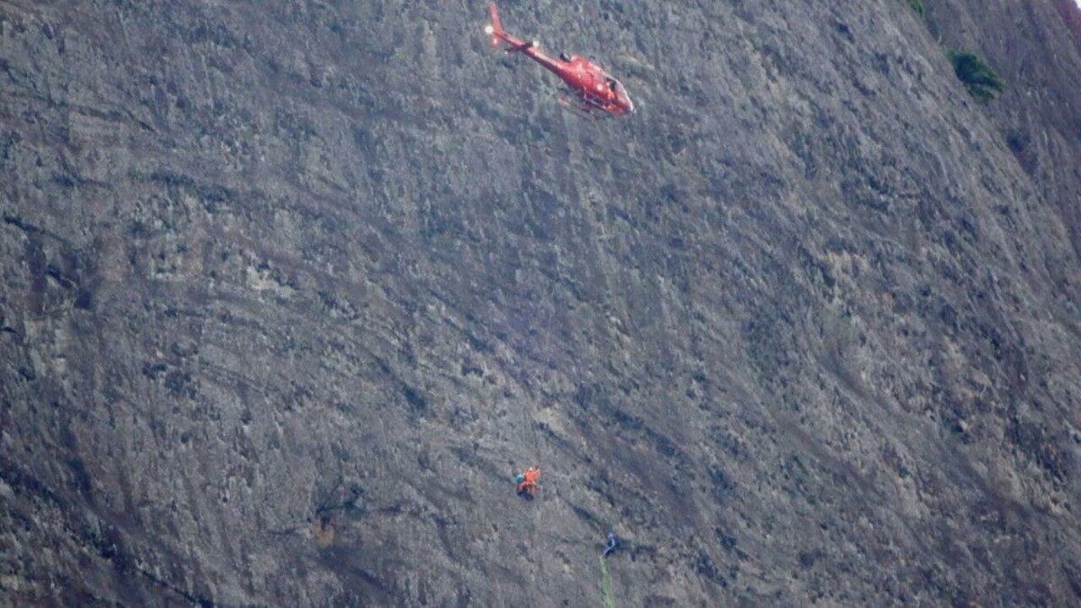 VÍDEO alpinistas presos no Pico do Perdido são resgatados pelos