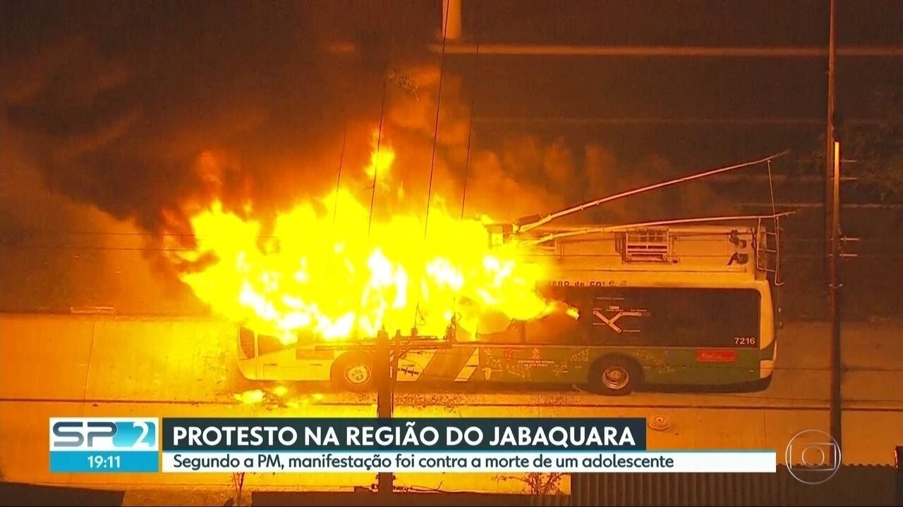 Nibus S O Incendiados Durante Protesto Contra Morte De Adolescente