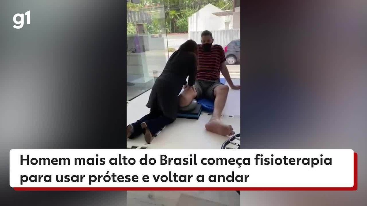 Homem mais alto do Brasil começa fisioterapia para usar prótese e