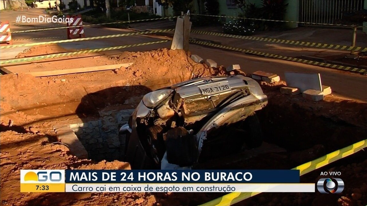 Carro Cai Dentro De Buraco De Obra E Fica Mais De Horas Preso Em