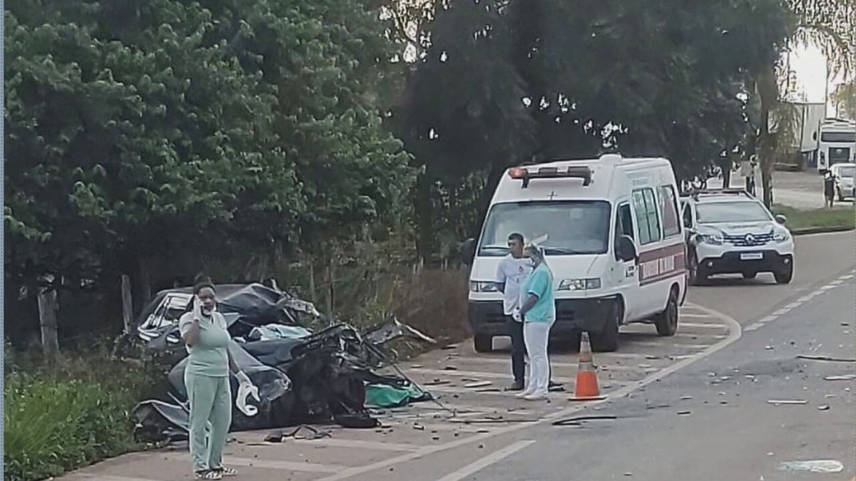 Motorista De Carro Morre Ap S Bater De Frente Carreta Na Mgc