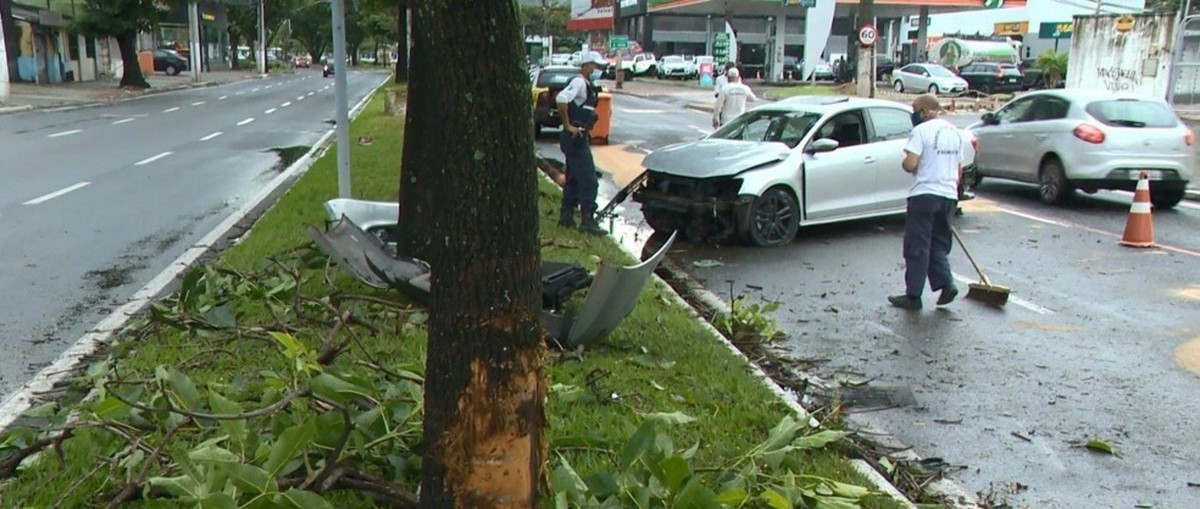 Motorista Bate Em Rvore No Es Abandona Carro E Guardas Acham Drogas