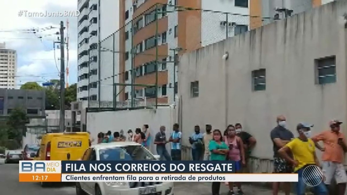 Clientes Enfrentam Fila Em Busca De Encomendas No Centro De