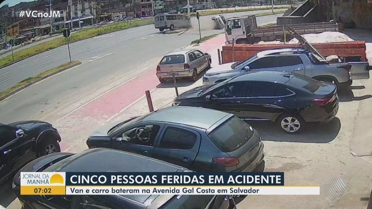 V Deo Cinco Pessoas Ficam Feridas Em Acidente Entre Carro E Van