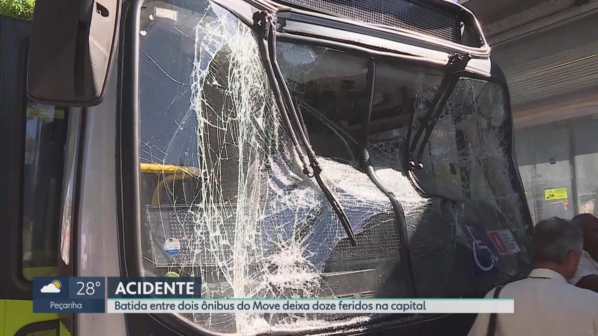 Ônibus do Move se envolvem em batida em pista exclusiva e deixa feridos