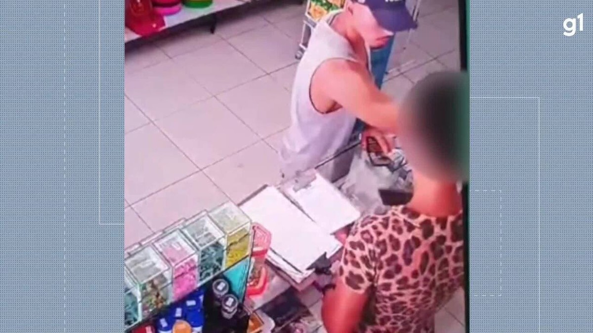 VÍDEO Homem armado assalta pet shop e pede sacola para guardar o