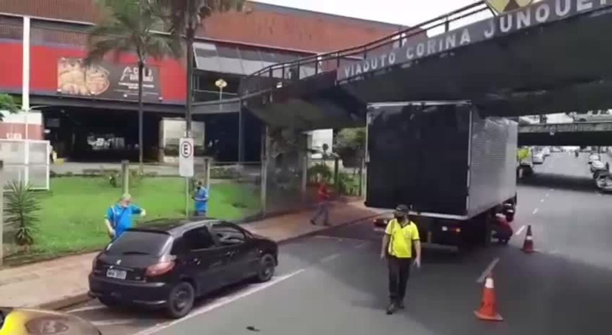 VÍDEO caminhão fica preso embaixo de viaduto em Uberlândia Triângulo