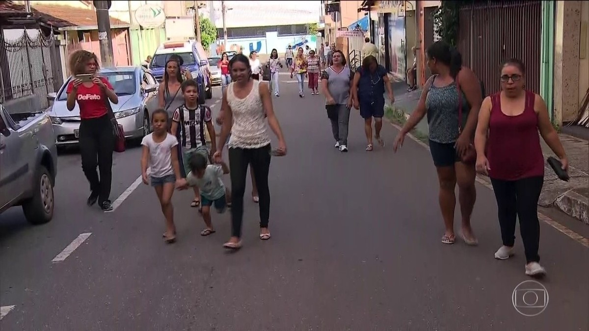 Moradores de Barão de Cocais MG treinam fuga no caso de rompimento de