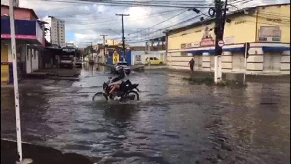 Chuva provoca alagamento em ruas no bairro da Jatiúca em Maceió