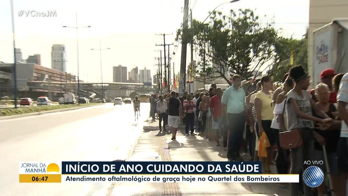 Pacientes dormem em fila para conseguir atendimento clínico durante