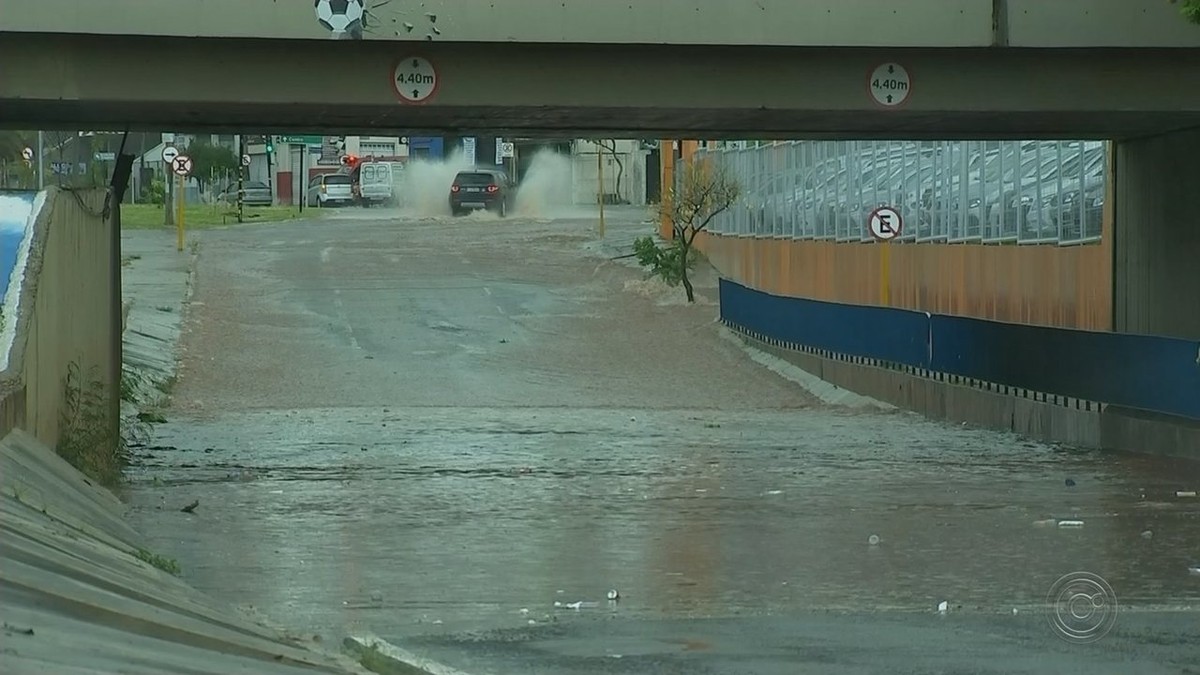 Forte chuva causa estragos e alaga ruas em Bauru Bauru e Marília G1