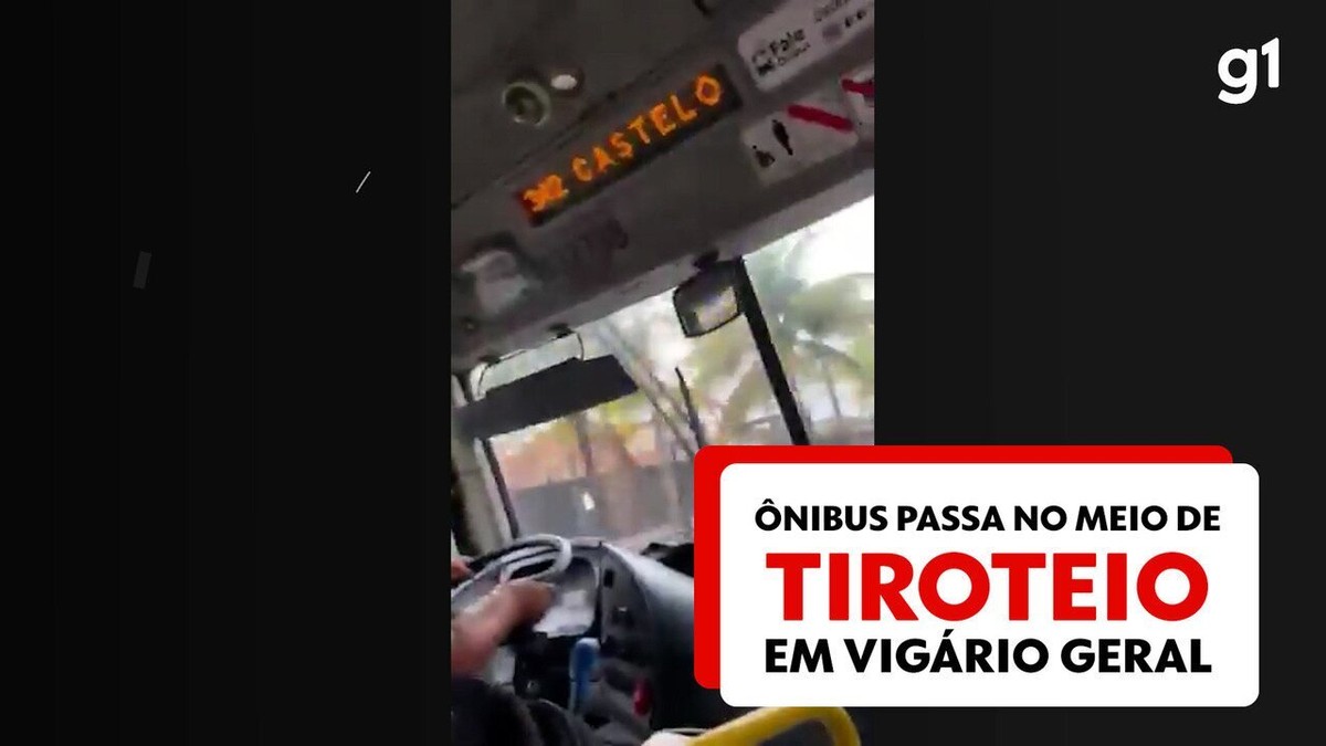 VÍDEO ônibus fica no meio de tiroteio em Vigário Geral e passageiros