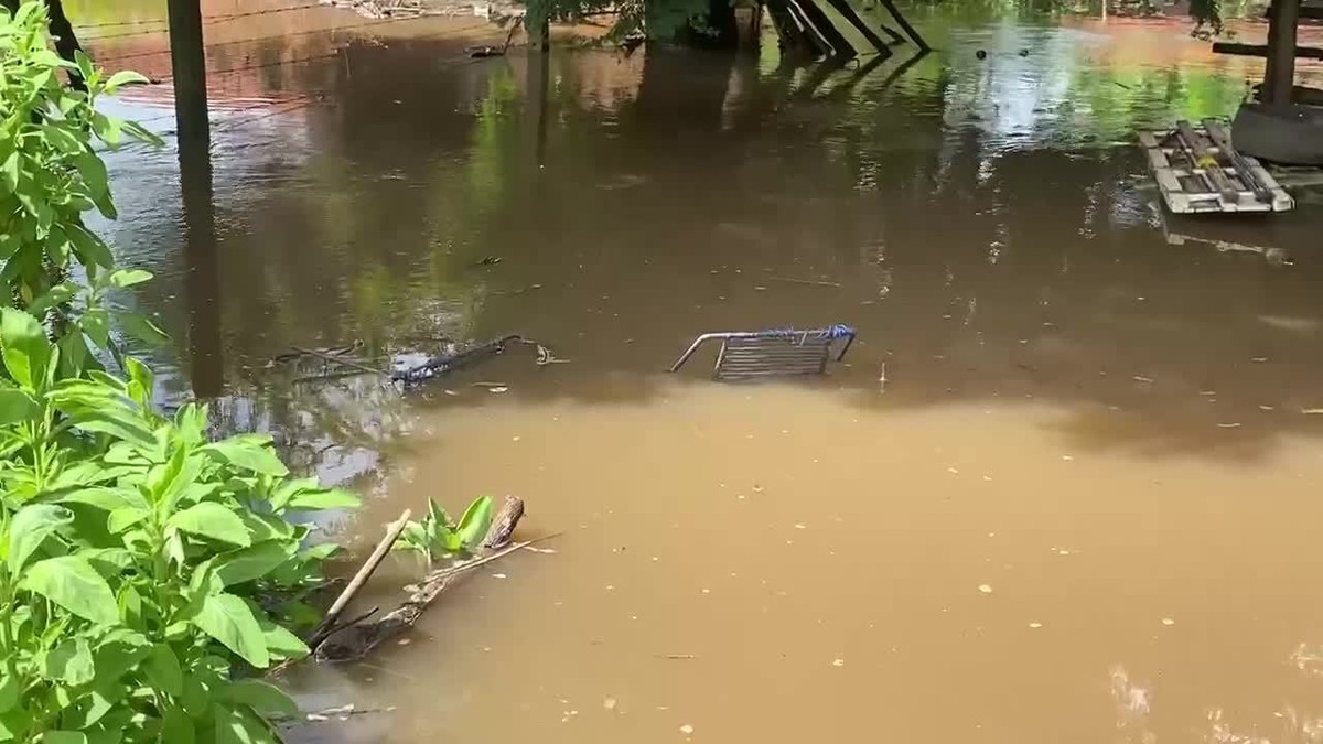 Vídeo lagoa transborda inunda casas e famílias ficam desabrigadas no