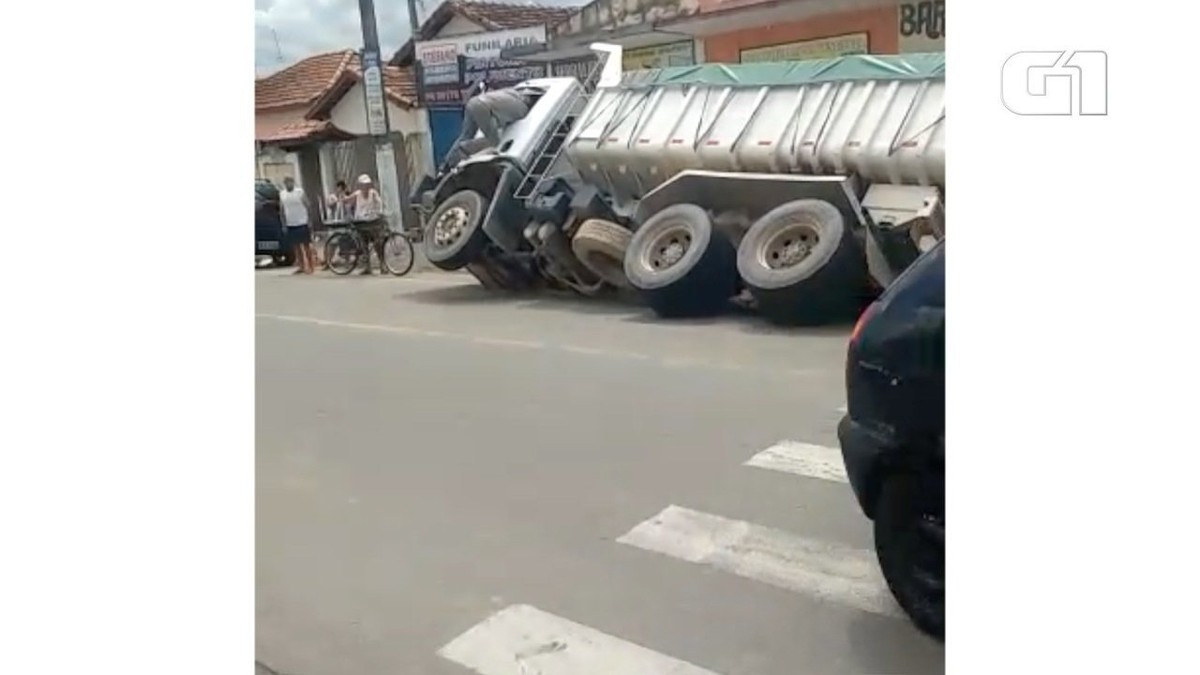 Caminh O Afunda No Asfalto E Fica Rodas Suspensas Em