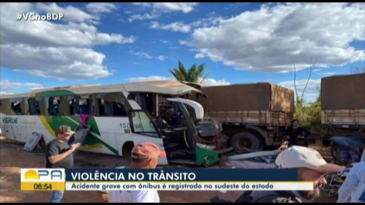 Acidente entre ônibus de passageiros e caminhão bitrem deixa mortos no