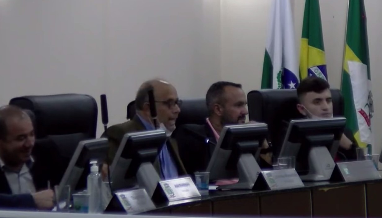 Aquele que agride a mulher fisicamente é um gay enrustido diz vereador em discussão de