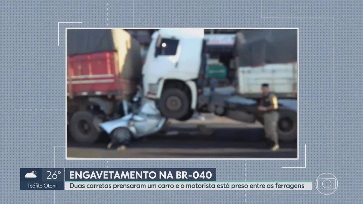 Motorista sobrevive após carro ser prensado por 2 carretas na BR 040