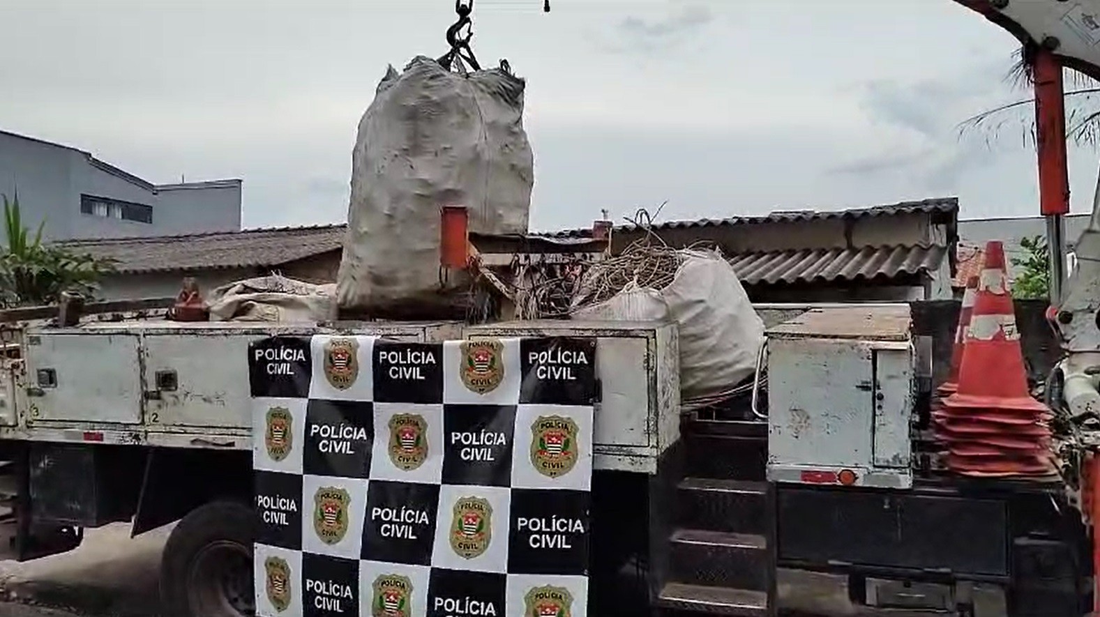 Polícia encontra 600kg de fios furtados da rede elétrica em ferro velho