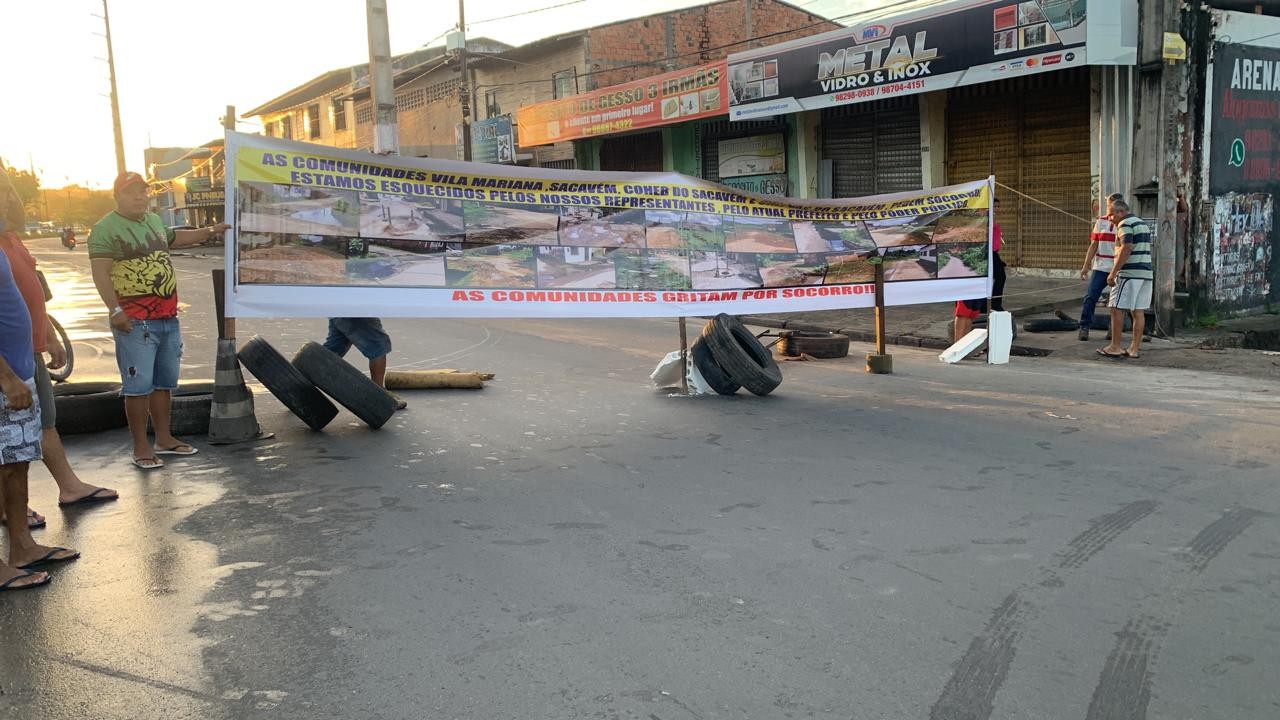 Manifestantes Fazem Protesto E Bloqueiam Os Dois Sentidos Da Avenida