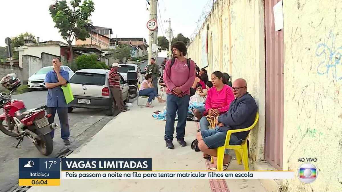 Pais Dormem Em Fila Para Tentar Matricular Filhos Em Escola Estadual De