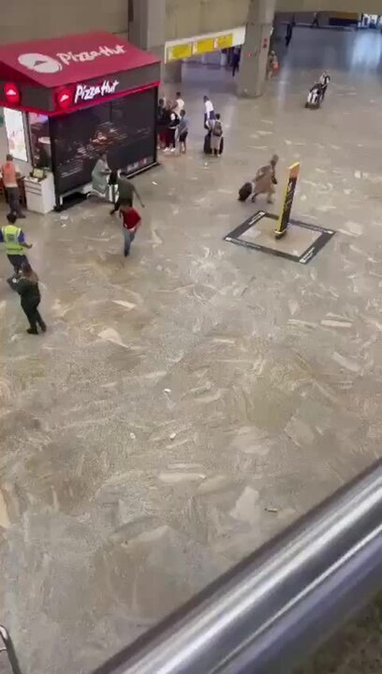 Vídeo mostra correria dentro do saguão do Aeroporto Internacional de SP