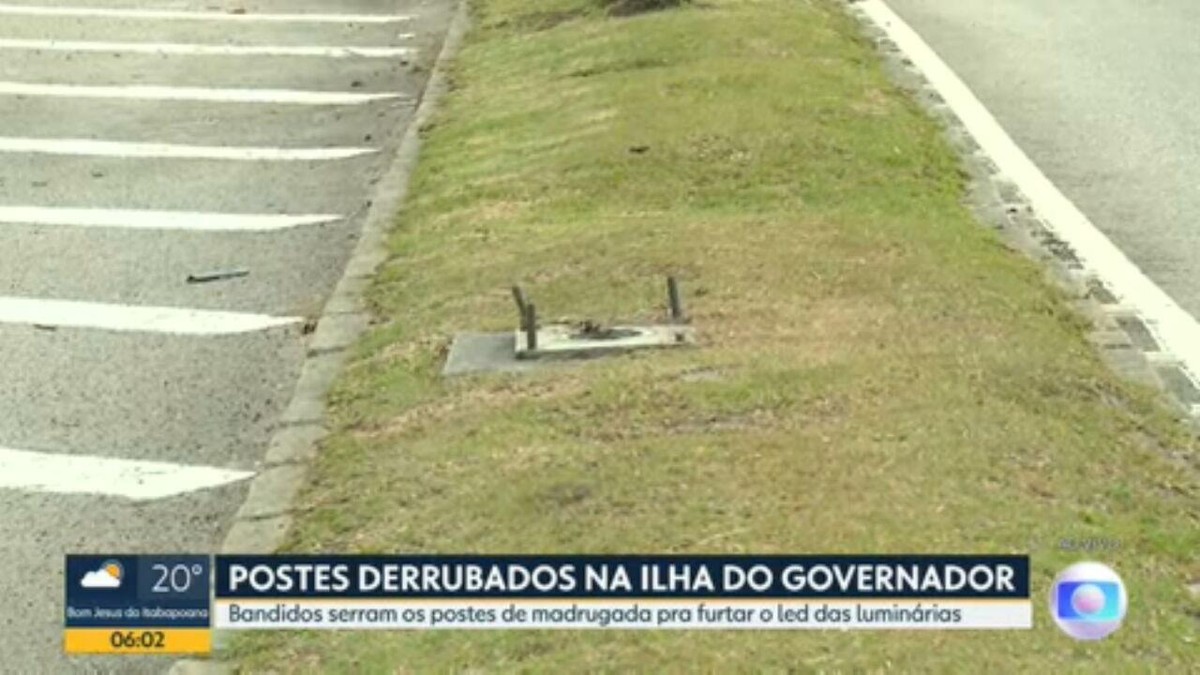 Criminosos derrubam postes na Ilha do Governador para furtar lâmpadas