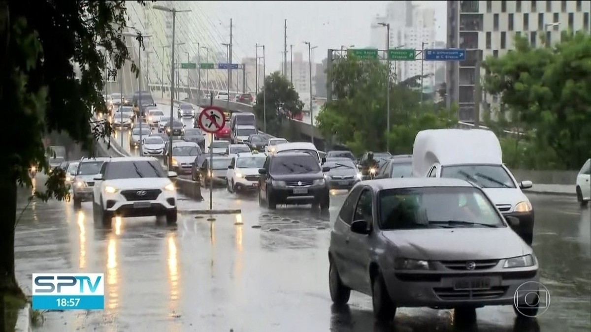 Chuva provoca alagamentos em SP e deixa trânsito muito acima da média