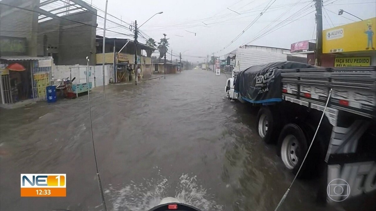 Ruas ficam alagadas e água entra em casas em dia de chuva no Grande