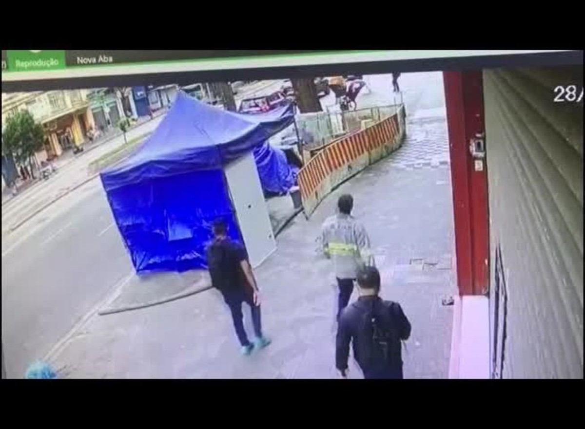 Vídeo mostra 5 assaltantes agredindo vítima no Centro de São Paulo