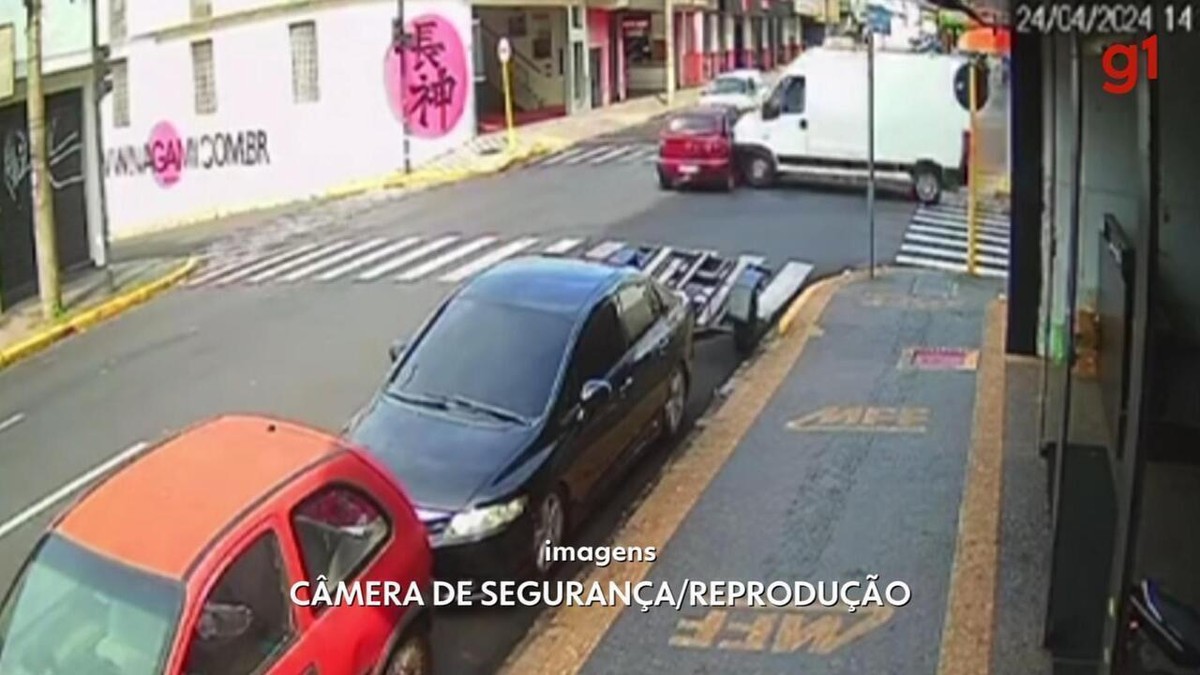 Carro na contramão é atingido por van em cruzamento na região central