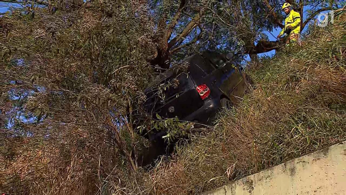 Carro fica pendurado em barranco às margens da Dutra em São José dos