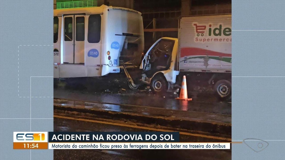 Caminhoneiro Fica Preso S Ferragens Ap S Bater Em Nibus Na Rodovia Do