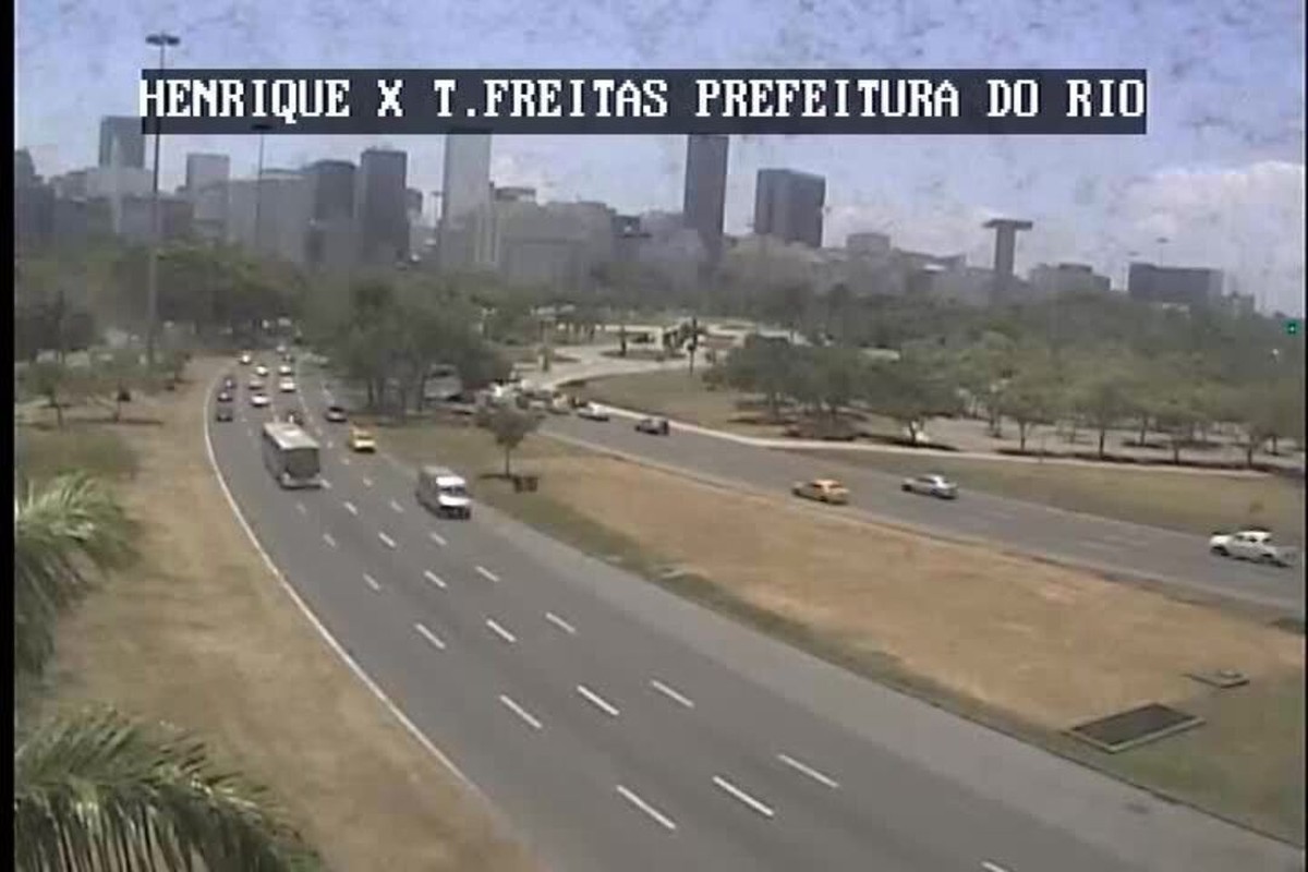 Vídeo mostra carro do ator Caio Junqueira saindo da pista em acidente