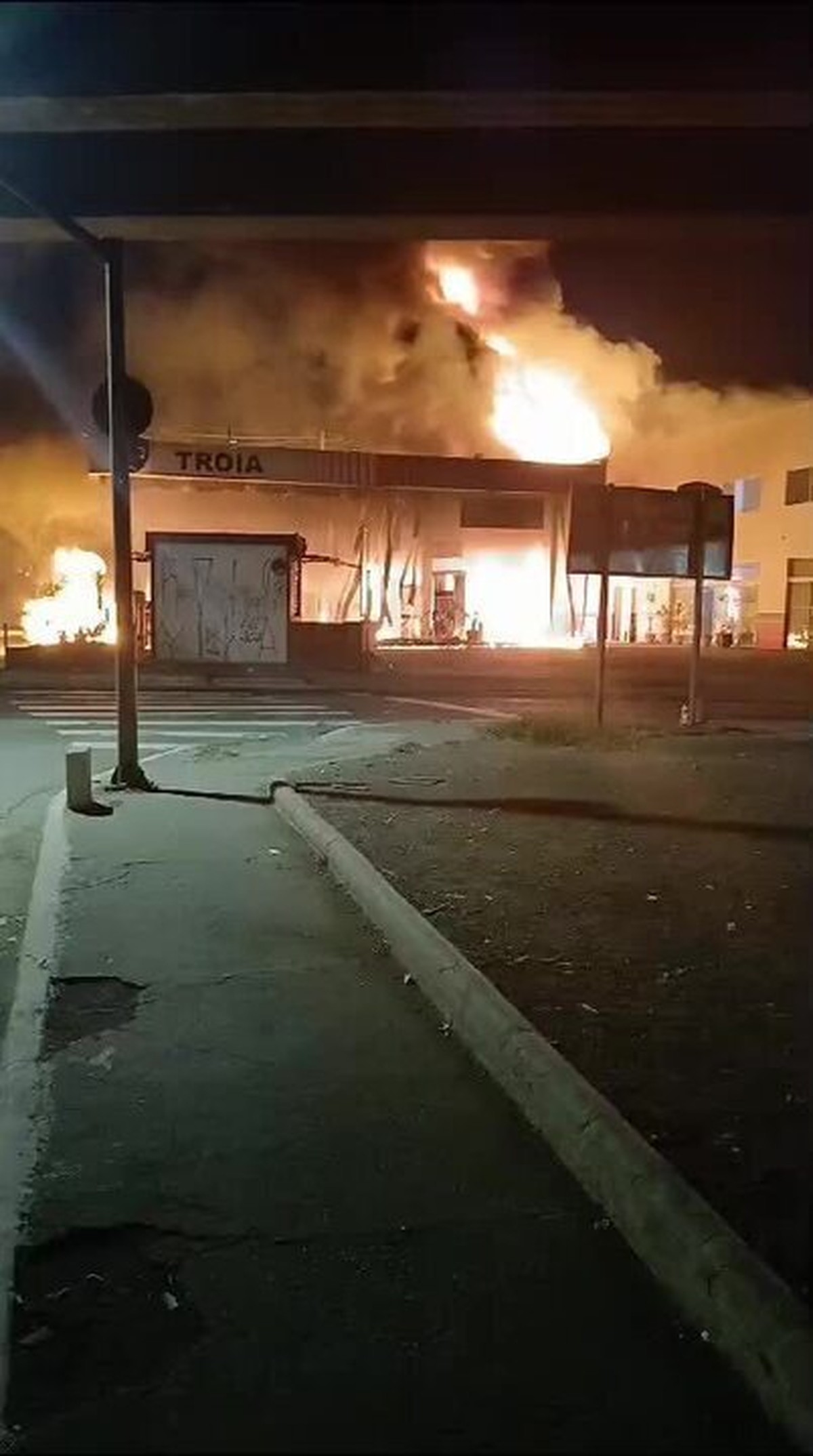 Caminh O Tanque Pega Fogo Em Posto De Gasolina Na Zona Norte De Sp