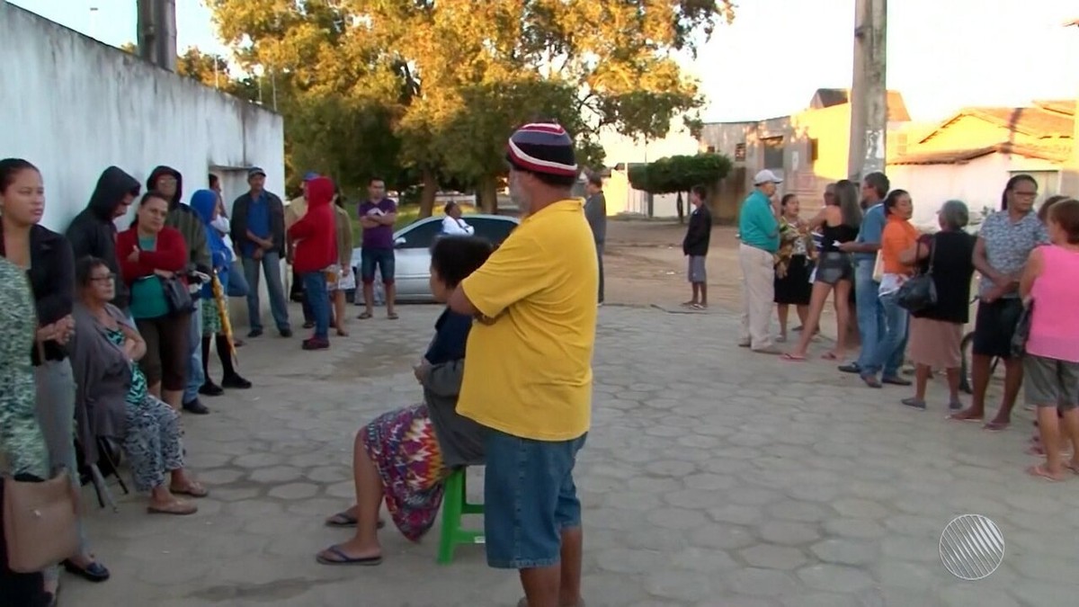 Pacientes Passam A Noite Em Fila Para Conseguir Atendimento Pelo SUS No