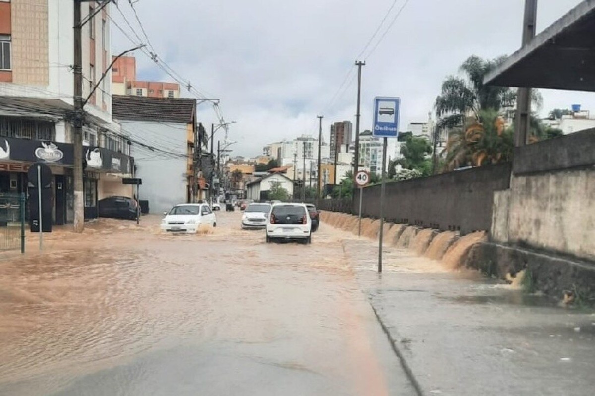 VÍDEO córregos transbordam em tarde novo temporal em Juiz de Fora