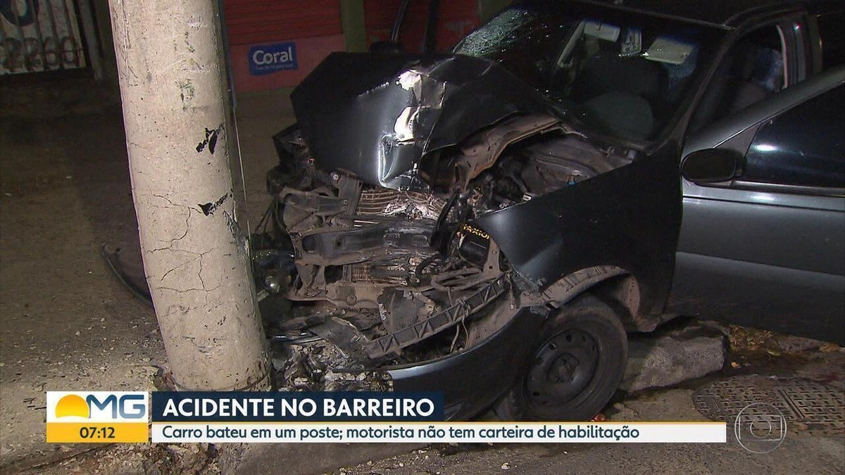 Homem sem habilitação bate carro em poste em BH três pessoas ficam