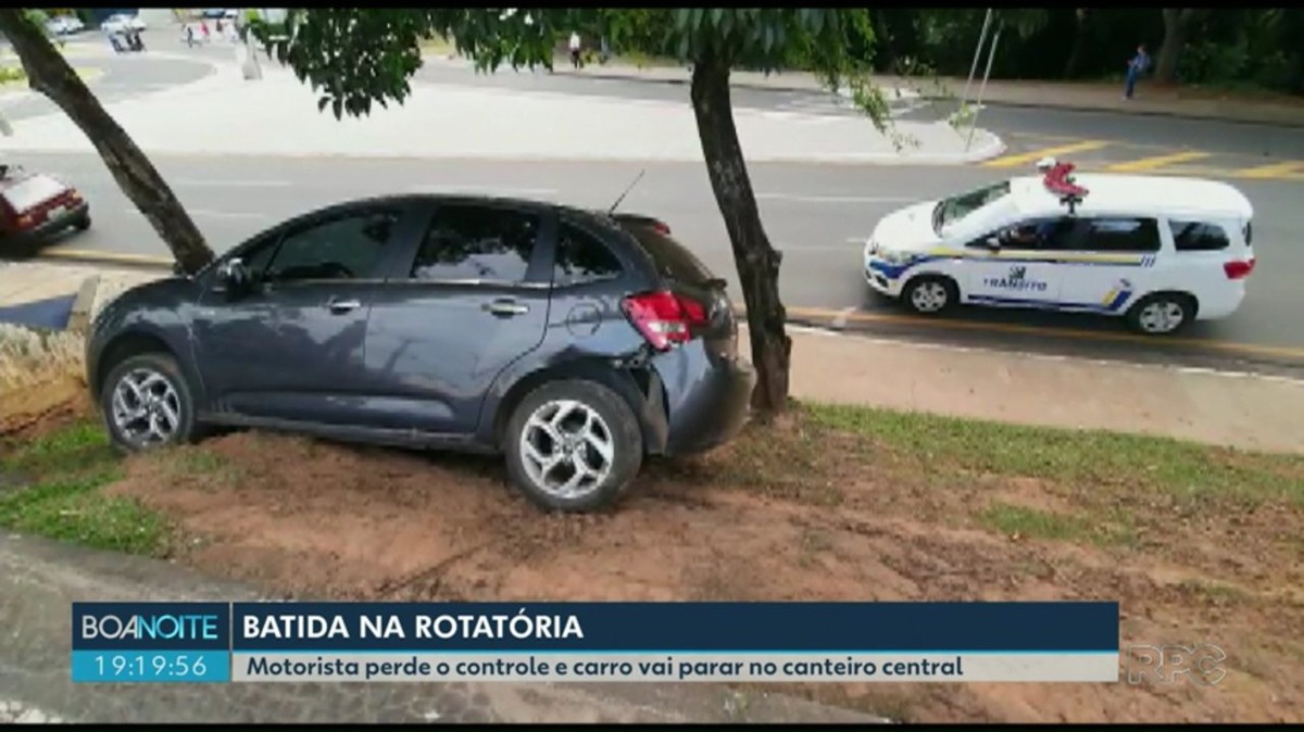 Motorista Perde Controle Da Dire O Do Carro E Vai Parar Em Canteiro