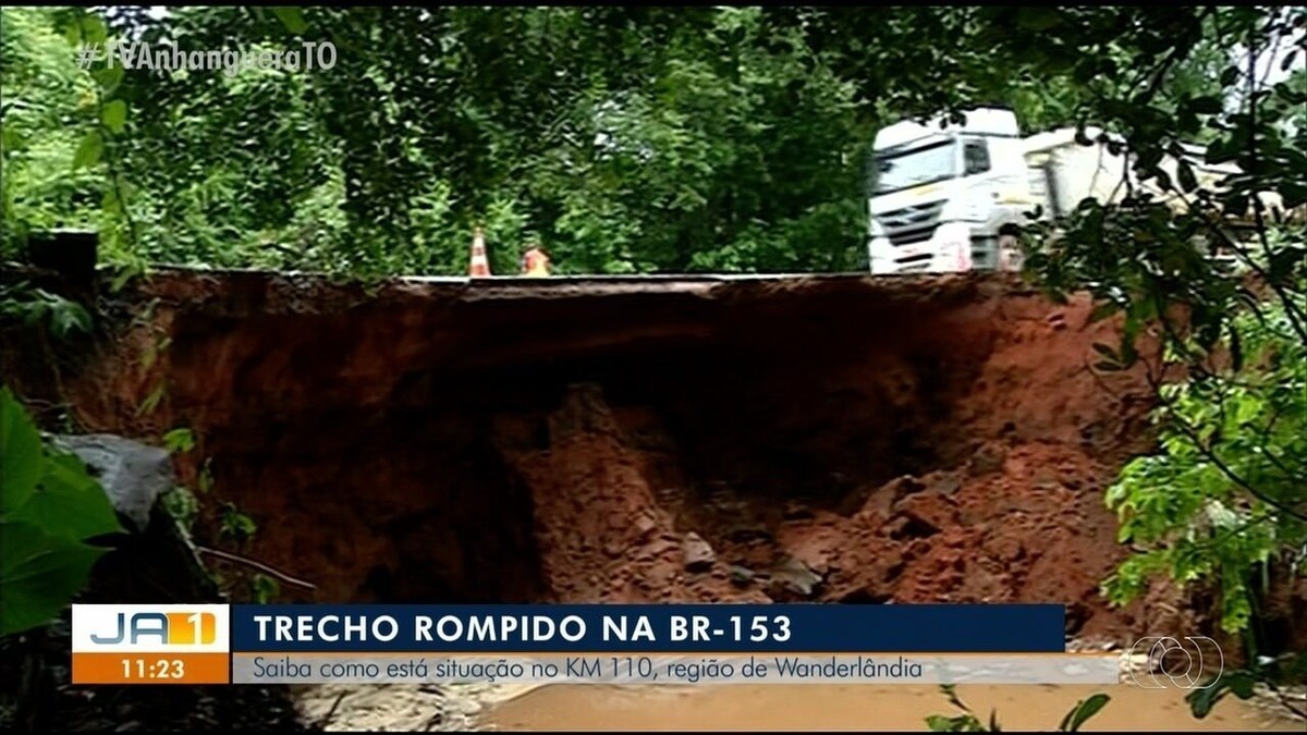 Trânsito segue em esquema de pare e siga após cratera engolir