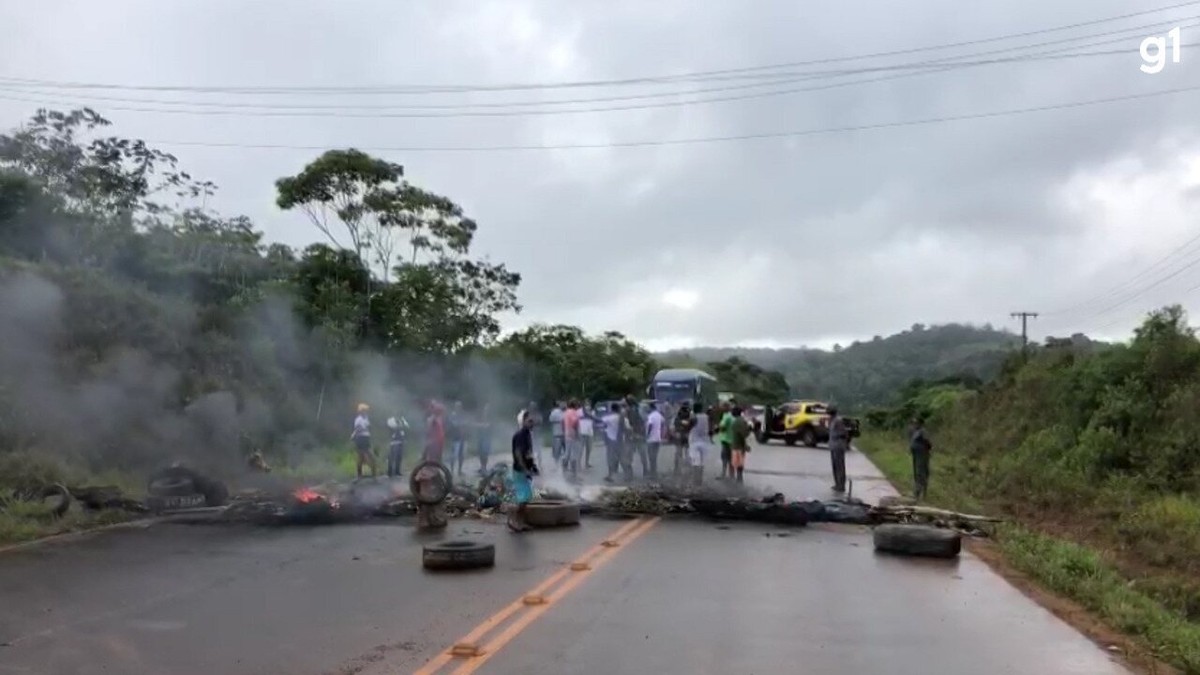 VÍDEO Grupo fecha trecho da BA 001 em protesto por melhorias na