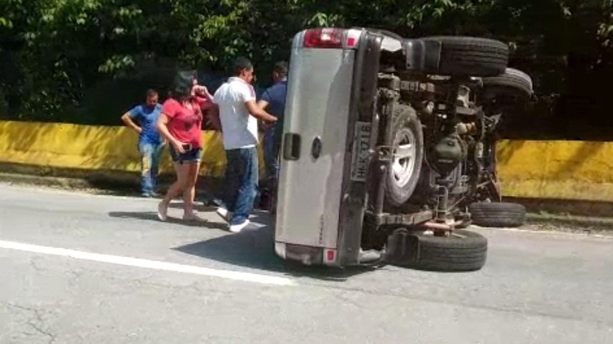 Carro tomba após motorista perder o controle na Mogi Bertioga Mogi