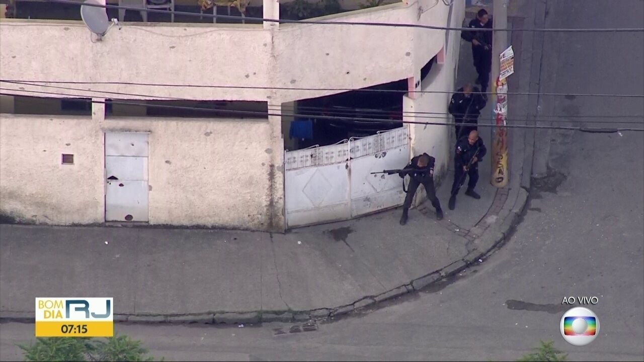 Moradores Da Cidade De Deus Ficam Na Linha De Tiro Em Confronto Entre