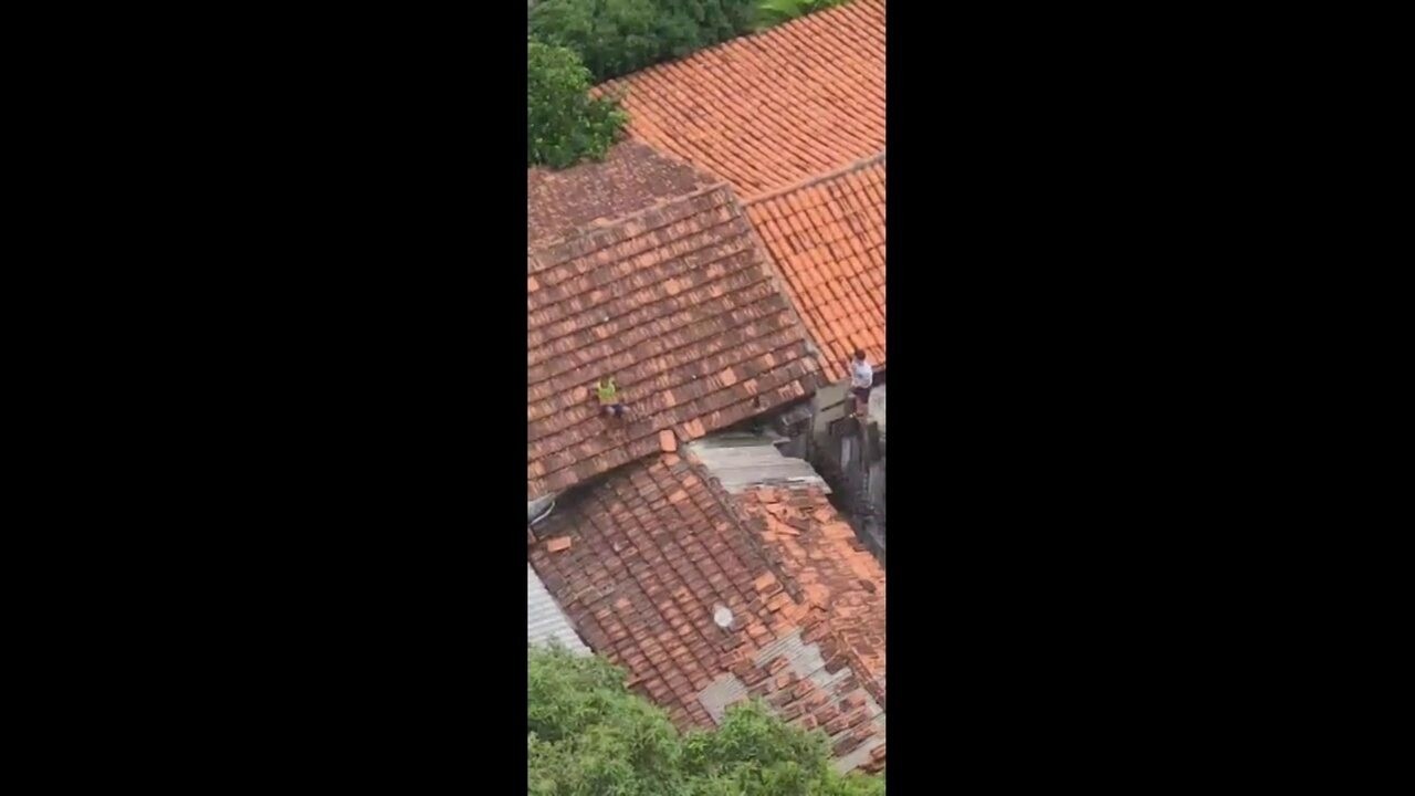 VÍDEO suspeito de assaltos é baleado e preso ao tentar fugir por cima