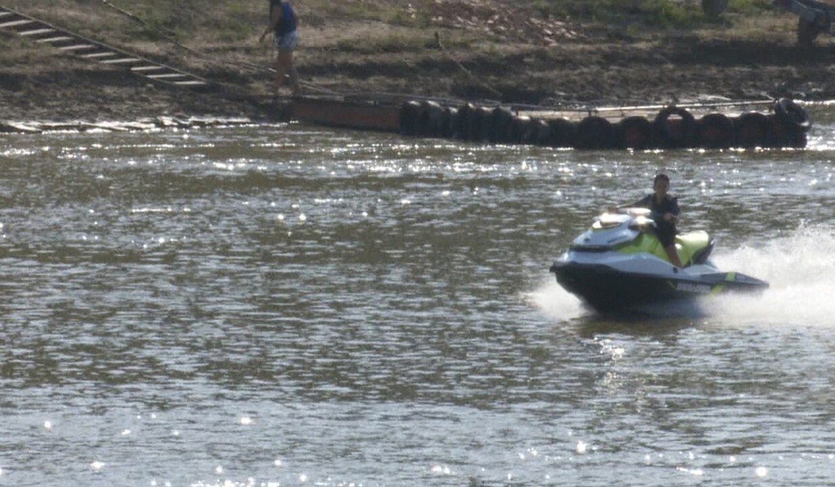 Crian A Pilota Moto Aqu Tica Sozinha E Faz Manobras Perigosas No Rio