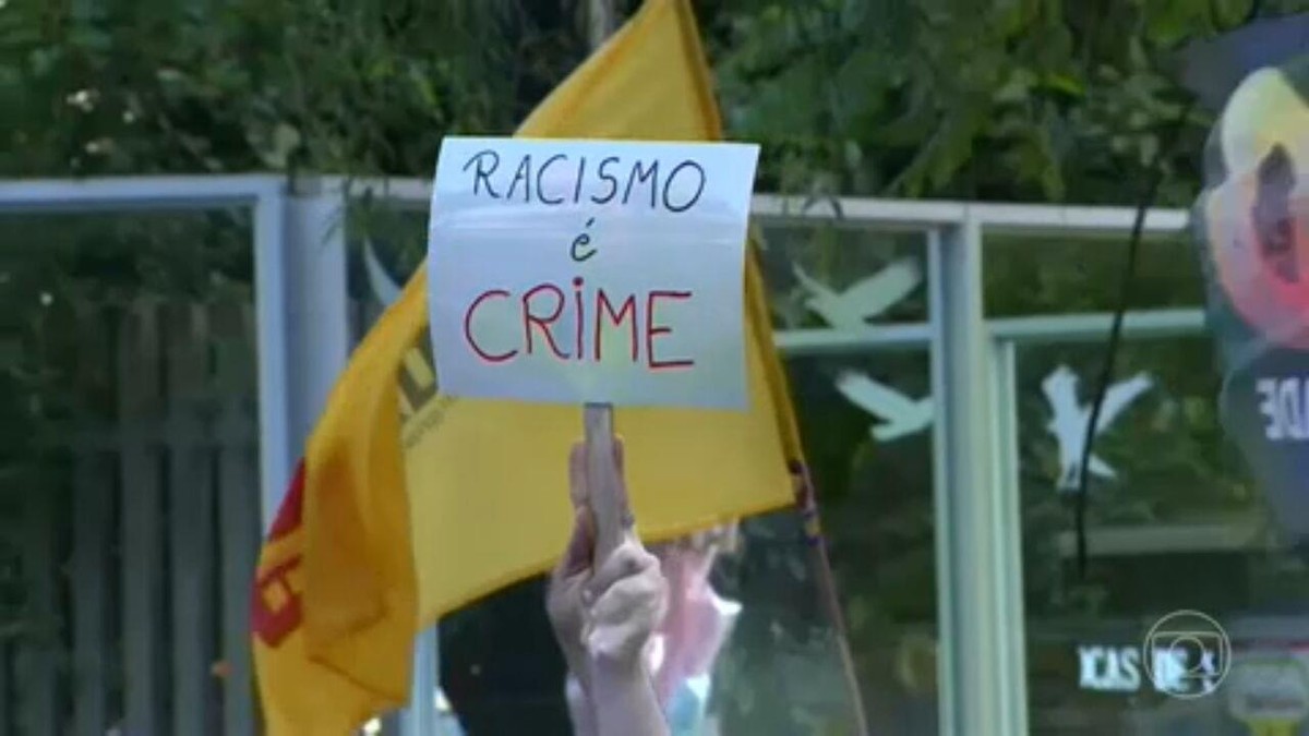 Grupo Protesta Contra Ataques Racistas Sofridos Por Seu Jorge Em Porto